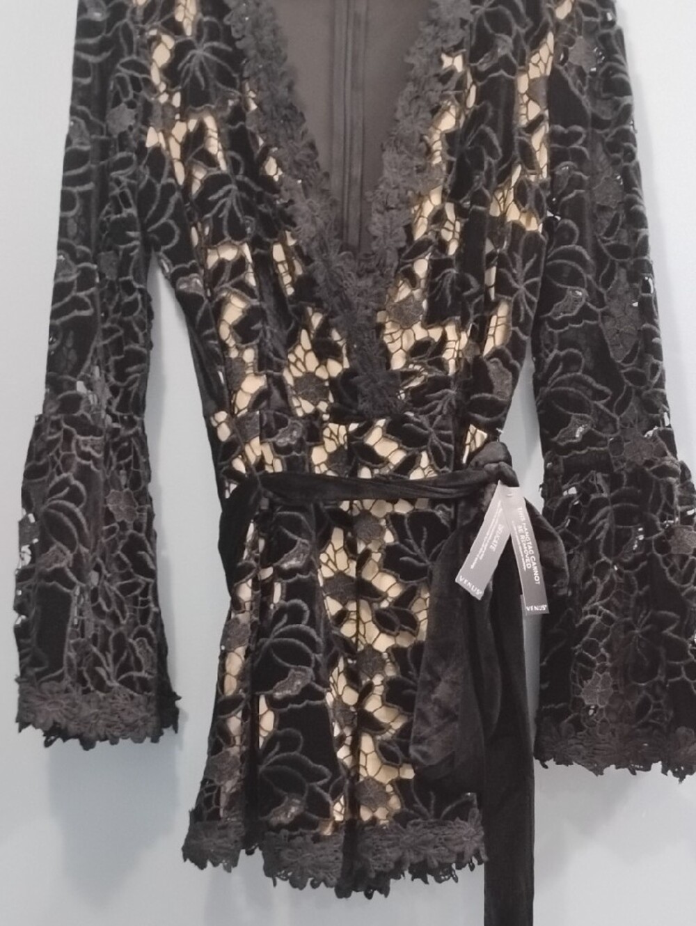 NWT Stunning VENUS 🖤 Black Lace-Trim Wrap Romper W/Belt Size Small - Picture 5 of 7